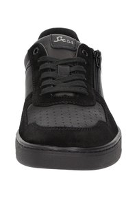 Schwarze Sneaker, die eine Kombination aus Wildleder und glattem Leder aufweisen, mit einem perforierten Zehenbereich, flachen Schnürsenkeln und einem seitlichen Reißverschluss. Gummisohle.