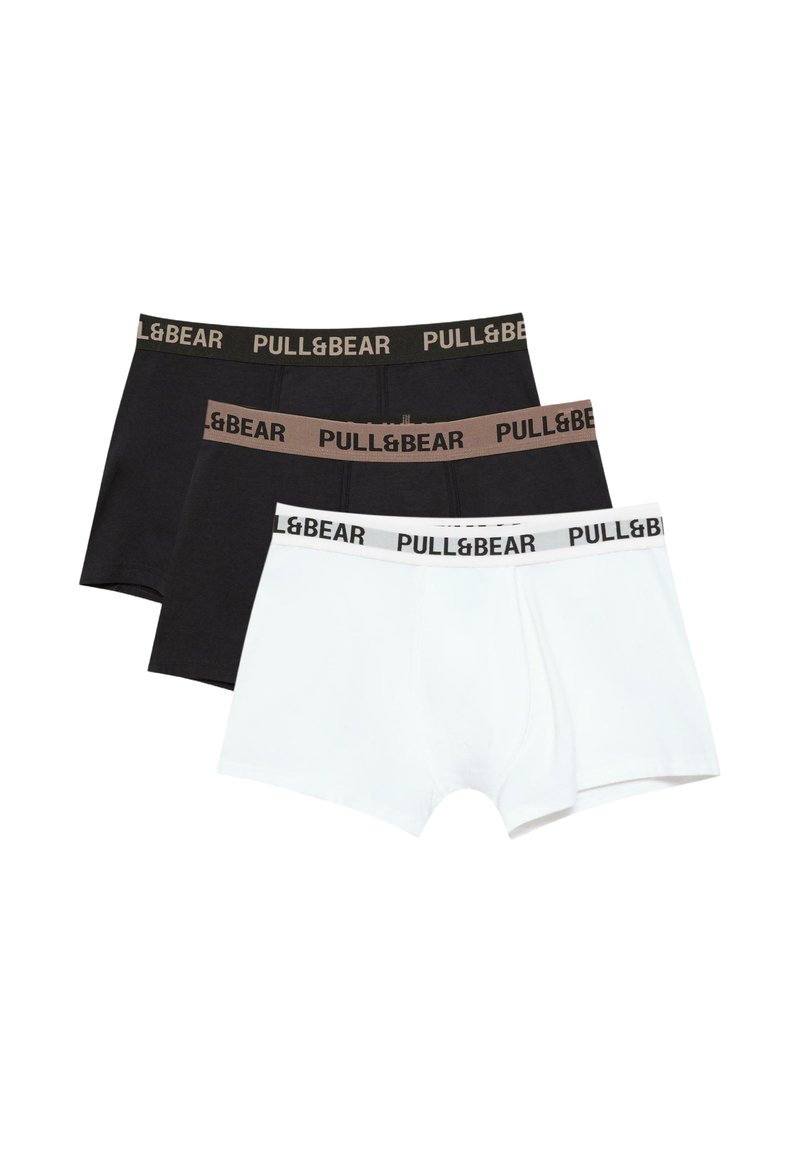 Tri parova muških bokserica u crnoj, smeđoj i bijeloj boji, s elastičnim pojasom na kojem je u kontrastnim bojama otisnuto ime "PULL&BEAR".