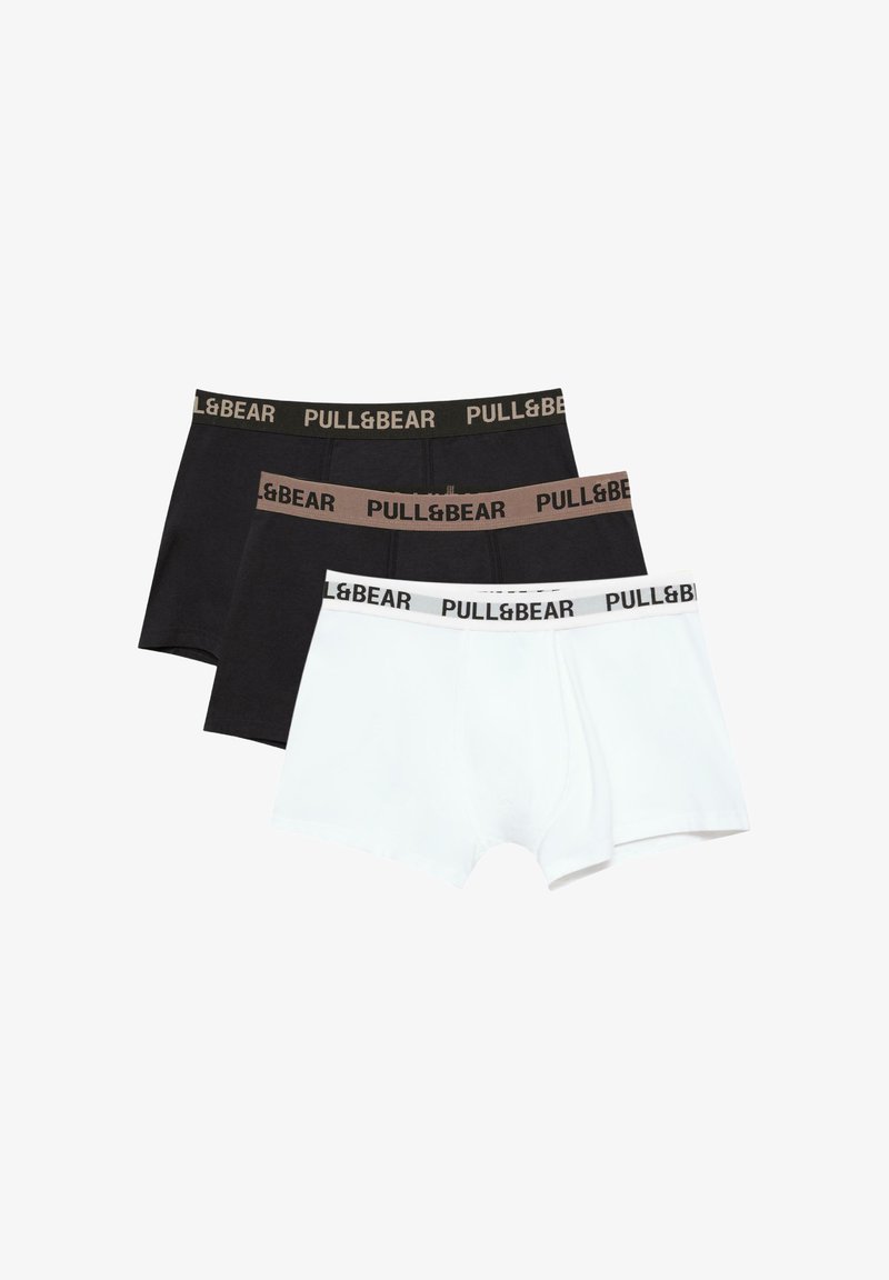 Tri parova muških bokserica u crnoj, smeđoj i bijeloj boji, s elastičnim pojasom na kojem je u kontrastnim bojama otisnuto ime "PULL&BEAR".