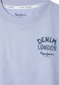 Svetle modré tričko s krátkým rukávem vyrobené z jemné bavlny. Obsahuje tonální grafiku "DENIM LONDON" a logo "Pepe Jeans" v tmavě modré barvě.