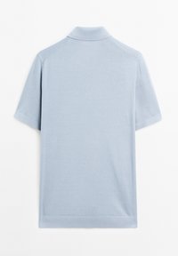 Lyseblå polo shirt lavet af glat stof, med kort krave, korte ærmer og et simpelt, ensfarvet design uden mønstre.