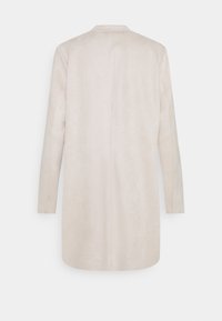 Světle béžový dlouhý kabát z měkkého semišového materiálu, s rovně střiženým střih a dlouhými rukávy, s jednoduchým výstřihem a bezšvovým zadem.