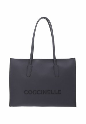 Bolso de mano rectangular de cuero negro con dos asas largas y "COCCINELLE" en relieve en el centro frontal.
