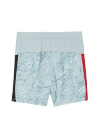 Jasnoniebieskie spodenki sportowe z abstrakcyjnymi białymi i szarymi wzorami, z czarnym paskiem po lewej stronie i czerwonym paskiem po prawej stronie.