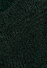 Tessuto lavorato a maglia di un verde scuro con un motivo a coste e texture. Ingrandimento che mette in evidenza la consistenza morbida e pelosa e la tessitura densa.