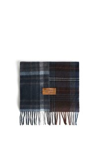 Geruit wollen sjaal in donkerblauw en grijs, met een leren label en witte franjes aan de randen. Het materiaal lijkt zacht met een comfortabele textuur.