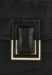 Borsa a mano in finta pelle nera con motivo testurizzato a coccodrillo, dotata di un evidente clasp rettangolare in metallo dorato.