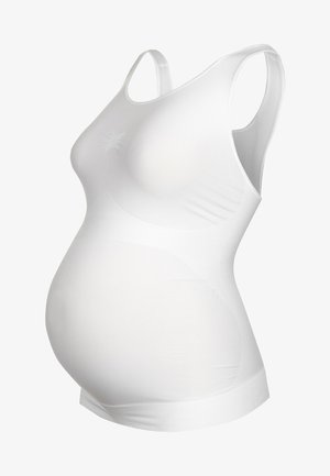 Witte naadloze zwangerschaps-top met ingebouwde bh-steun, ontworpen om een zwangere buikvorm te accommoderen.