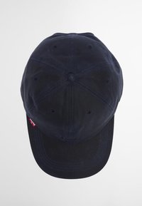 Boné de beisebol azul-marinho com uma coroa arredondada, seis painéis e uma aba curva; apresenta detalhes de costura e uma etiqueta de logótipo na lateral.