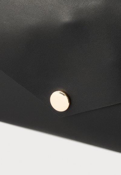 Μαύρο δερμάτινο φάκελος clutch με τριγωνικό καπάκι και στρογγυλό χρυσό κουμπί στη μέση.