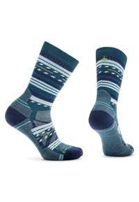 Calcetines de crew multicolores con un patrón de rayas en tonos de azul verdoso, marino y gris, con refuerzos en la zona del talón y la punta.