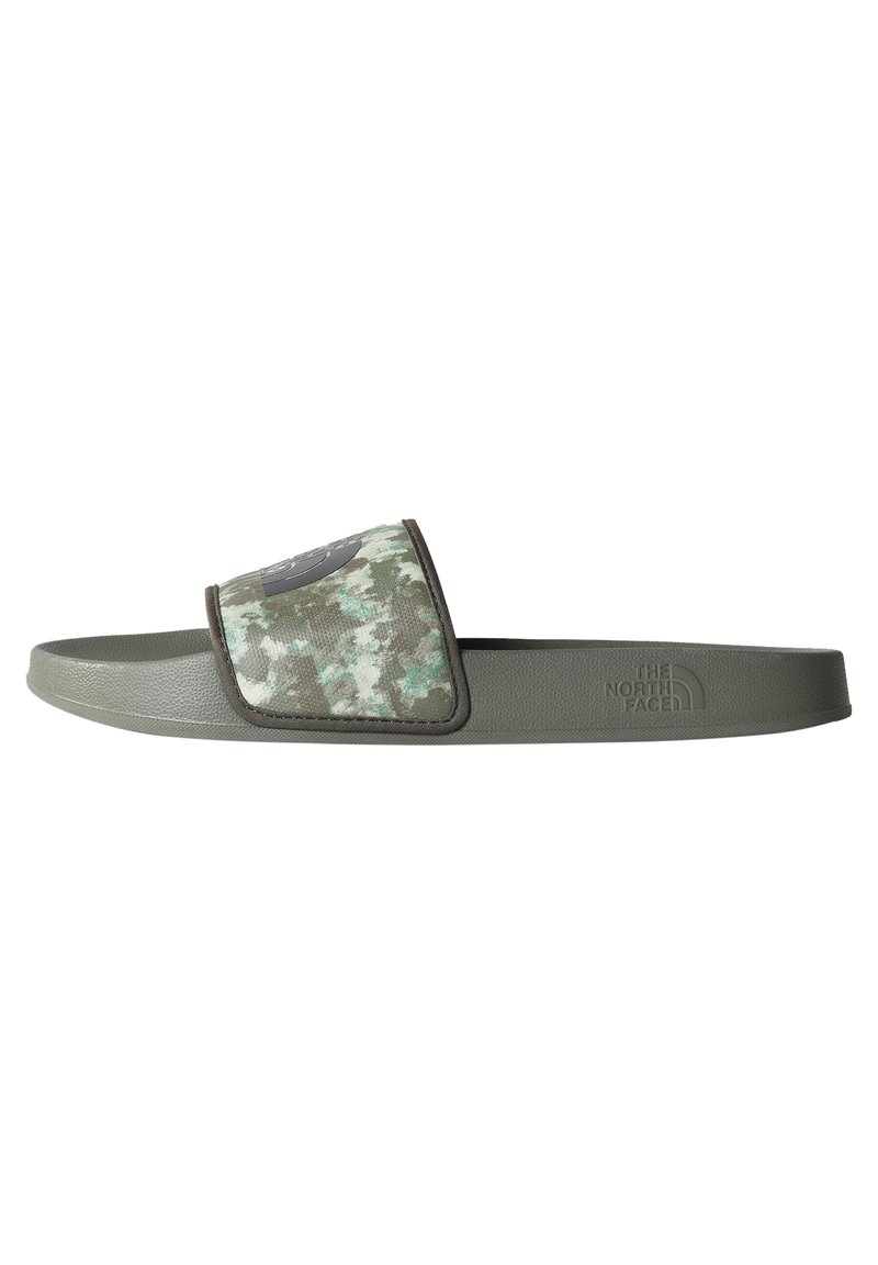 Infradito verde con una fascia testurizzata caratterizzata da un motivo camouflage e un logo circolare. Suola in gomma, design minimale, materiale durevole.