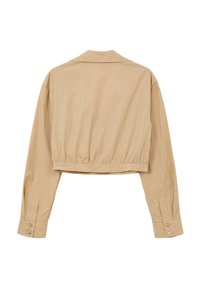 Giacca beige tagliata con maniche lunghe, polsini con bottoni, colletto, e vita arricciata, realizzata in tessuto leggero.