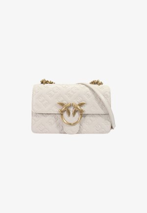 Bijela kožna torba s reljefnim uzorkom, s kopčom od zlatnog tona u obliku dva ptica i lančanim remenom.