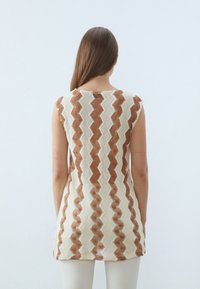 Strikket topp med et chevronmønster i brunt og krem, med en l�øs passform og kortermede ermer. Teksturert design med åpne vevdetaljer.