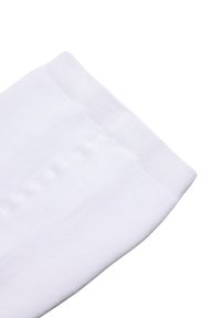 Calcetín blanco hasta el tobillo con una textura suave, un puño acanalado y un diseño de punta sin costuras. Enfocado en un estilo minimalista y una tela ligera.