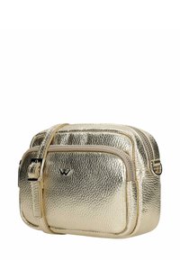 Zlatá metalická crossbody taška s texturovaným povrchem, dvěma zipovými přihrádkami, logem a nastavitelným popruhem.