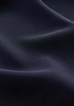 Marineblauer Stoff mit glatter Textur und subtem Glanz, der feine gerippte Muster aufweist, die einen sanften Fall erzeugen.