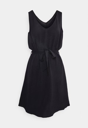 Robe noire sans manches longueur genou avec col en V et ceinture en tissu nouée à la taille, confectionnée en matière légère texturée.