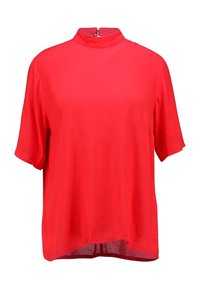 Blouse rouge à manches courtes avec un col montant, fabriquée à partir d'un tissu lisse. Présente un ourlet légèrement incurvé et un détail de fermeture éclair dans le dos.