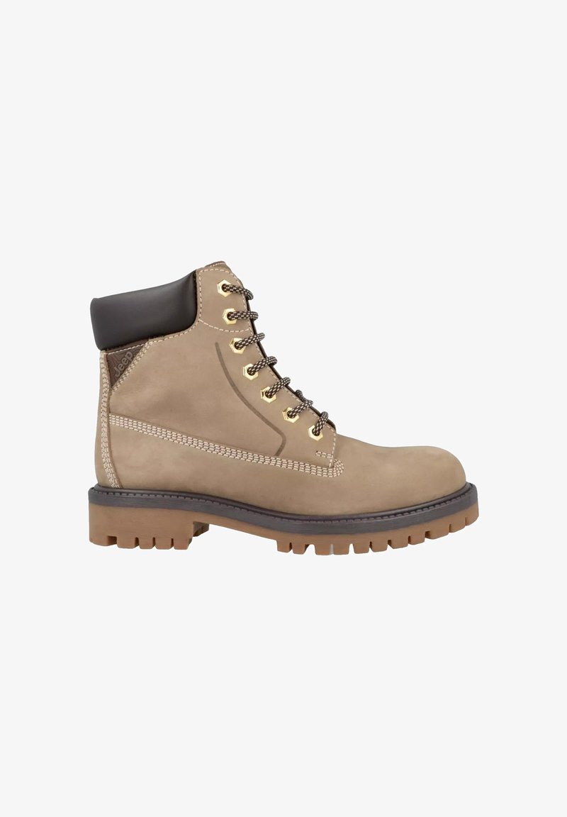 Stivaletti da trekking in suede beige con un collo imbottito marrone scuro, elementi in oro e suola in gomma robusta. Presentano lacci marroni e cuciture decorative.