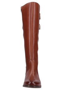 Botte haute en cuir marron au design élégant, avec une finition lisse et des accents en métal doré. Fermeture à glissière sur le côté.