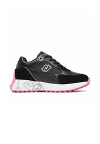 Sneaker nera con un mix di pelle e suede, caratterizzata da accenti di strass, una suola rosa in gomma e una intersuola bianca.