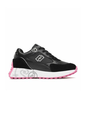 Sneaker nera con un mix di pelle e suede, caratterizzata da accenti di strass, una suola rosa in gomma e una intersuola bianca.