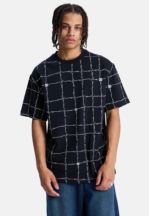 Zwart T-shirt met korte mouwen en een rasterpatroon in wit. Gemaakt van katoen, met een ronde hals en een losse pasvorm. Casual design, geschikt voor dagelijks gebruik.