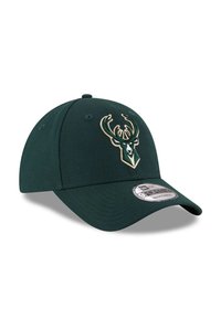 Gorra de béisbol ajustada verde con logotipo de ciervo bordado en crema y dorado. Tiene una visera curva y tejido texturizado. Etiqueta de tamaño visible.