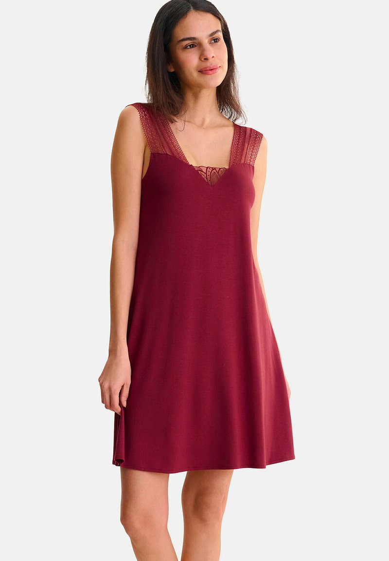 Robe sans manches bourgogne avec des détails en dentelle, décolleté en V, forme fluide et tissu doux. Offre une coupe décontractée et une texture lisse.