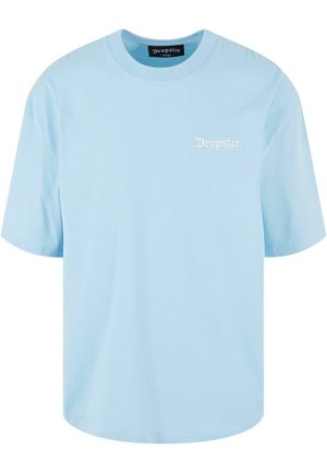 Hellesblaues Baumwoll-T-Shirt mit kurzen Ärmeln, einem runden Ausschnitt und dem weißen gestickten "Dropsize"-Logo auf der Brust. Glatte Textur.