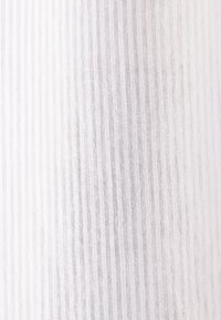 Tessuto bianco con righe verticali. Texture fine e liscia, realizzato in materiale leggero. Una leggera lucentezza aggiunge profondità al motivo.