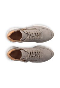 Helle graue Wildledersneaker mit passendem Schnürdesign. Verfügt über einen goldenen Reißverschluss an der Seite und tanfarbene Akzente am Absatz.