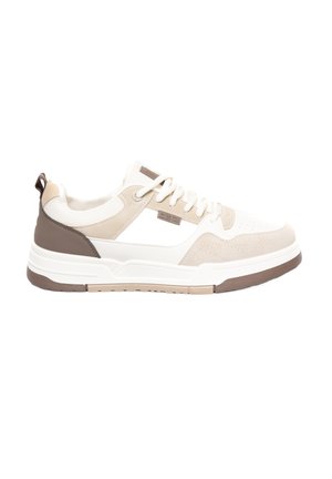 Białe i beżowe sneakersy o teksturowanym wykończeniu, z zapięciem na sznurówki, wyprofilowanym kołnierzem i trwałą gumową podeszwą. Akcentowane brązowymi detalami.