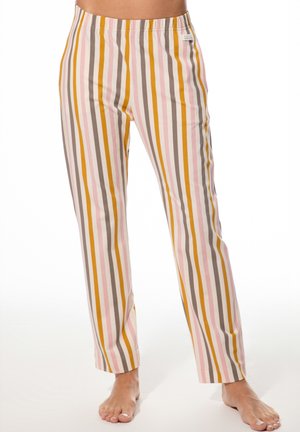 Weit geschnittene Hose mit vertikalen Streifen in Rosa, Senf, Braun und Beige, getragen von einer barfuß stehenden Person vor weißem Hintergrund.