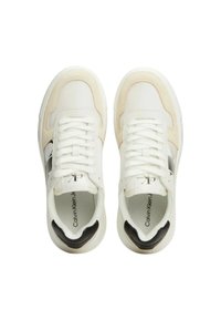 Sneakers bianchi con una tomaia in pelle liscia, dettagli in suede beige chiaro, logo laterale nero e lacci. Suola in gomma testurizzata per una buona aderenza.