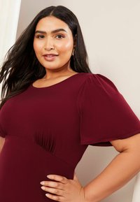 Friends Like These ITY FLUTTER SHORT SLEEVE MIDI - Denní šaty - burgundy red