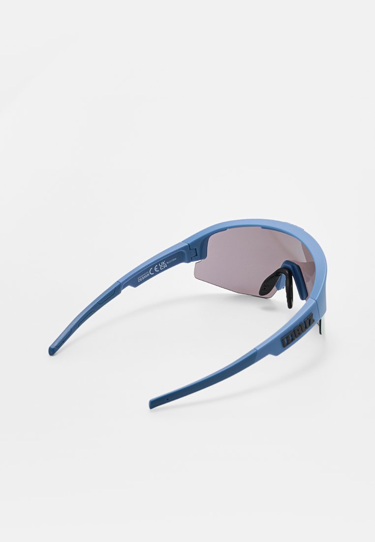 Blaue Sportsonnenbrille mit rundum getönten Gläsern und schwarzen Nasenpolstern, auf einem weißen Hintergrund präsentiert.