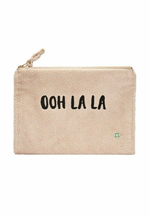 Pochette beige texturée avec fermeture éclair, texte noir "OOH LA LA" centré et petit logo vert près du coin inférieur droit.