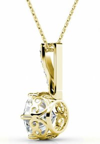 Collana con pendente in oro che presenta un grande cristallo trasparente racchiuso in un intricato filigrana. La catena è decorata, migliorando il design.