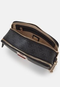 Guess NOELLE CROSSBODY CAMERA - Skuldertasker - dark grey