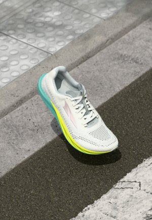 ESCALANTE RACER 2 - Road running shoes - white/lime