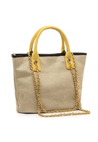 Sac fourre-tout en toile beige avec des anses en cuir jaune, une bordure noire et des détails en chaîne dorée. Présente une forme structurée pour plus de durabilité.