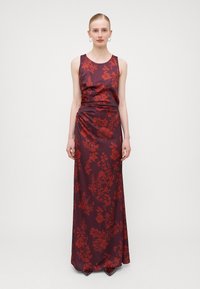Rochie maxi din satin de un burgund profund, cu un model floral roșu. Design fără mâneci, textură netedă, de lungime până la podea, având o siluetă elegantă.