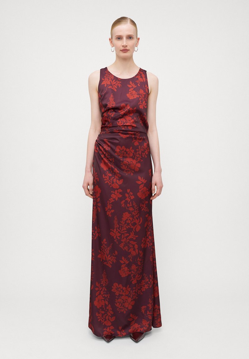 Rochie maxi din satin de un burgund profund, cu un model floral roșu. Design fără mâneci, textură netedă, de lungime până la podea, având o siluetă elegantă.
