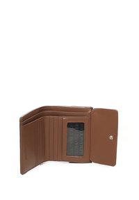 Portafoglio in pelle marrone con più slot per carte, una finestra trasparente per l'ID e una chiusura a scatto. Texture liscia con logo in rilievo all'interno.