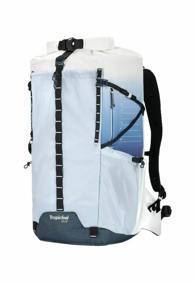 Zaino con parte superiore bianca e corpo a gradiente blu, caratterizzato da un motivo a griglia, numerosi cinturini, tasche con zip e fondo nero uniforme.