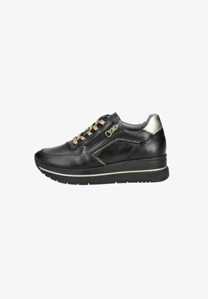 Sneaker in pelle nera con finitura texturizzata, dotato di dettagli metallici, cerniera laterale e lacci beige. Suola nera spessa con un bordo chiaro.
