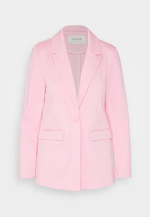 Blazer rose clair en tissu lisse, dotée d'une fermeture à un bouton, de revers crantés et de deux poches avant.